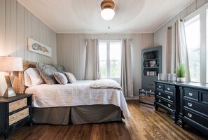 5 bedrooms, iron/ironing board, internet, bed sheets