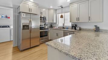 Frigorífico, microondas, horno y placa de cocina