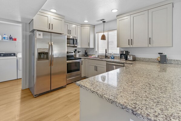 Refrigerador, microondas, horno y parrilla de estufa 