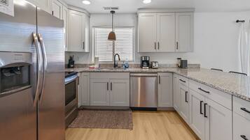 Frigorífico, microondas, horno y placa de cocina