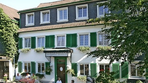 Een traditioneel Europees gebouw met een bord waarop 'Landgasthof Reinhold' staat.