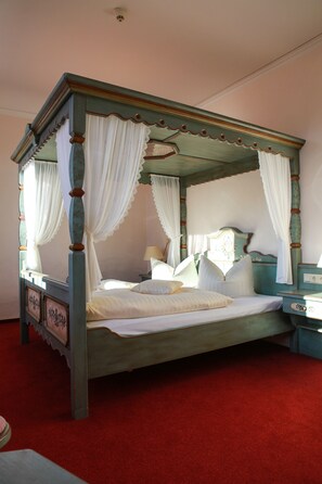 Työpöytä, äänieristys, ilmainen Wi-Fi, vuodevaatteet