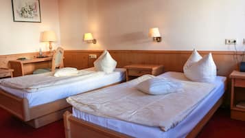 Traditional Double or Twin Room, 1 Double Bed, Non Smoking | Desk, soundproofing, free WiFi, bed sheets