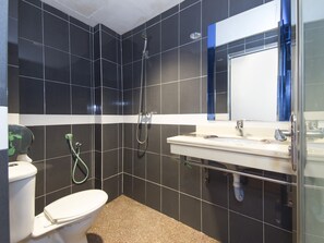 Suihku, ilmaiset hygieniatuotteet, pyyhkeet
