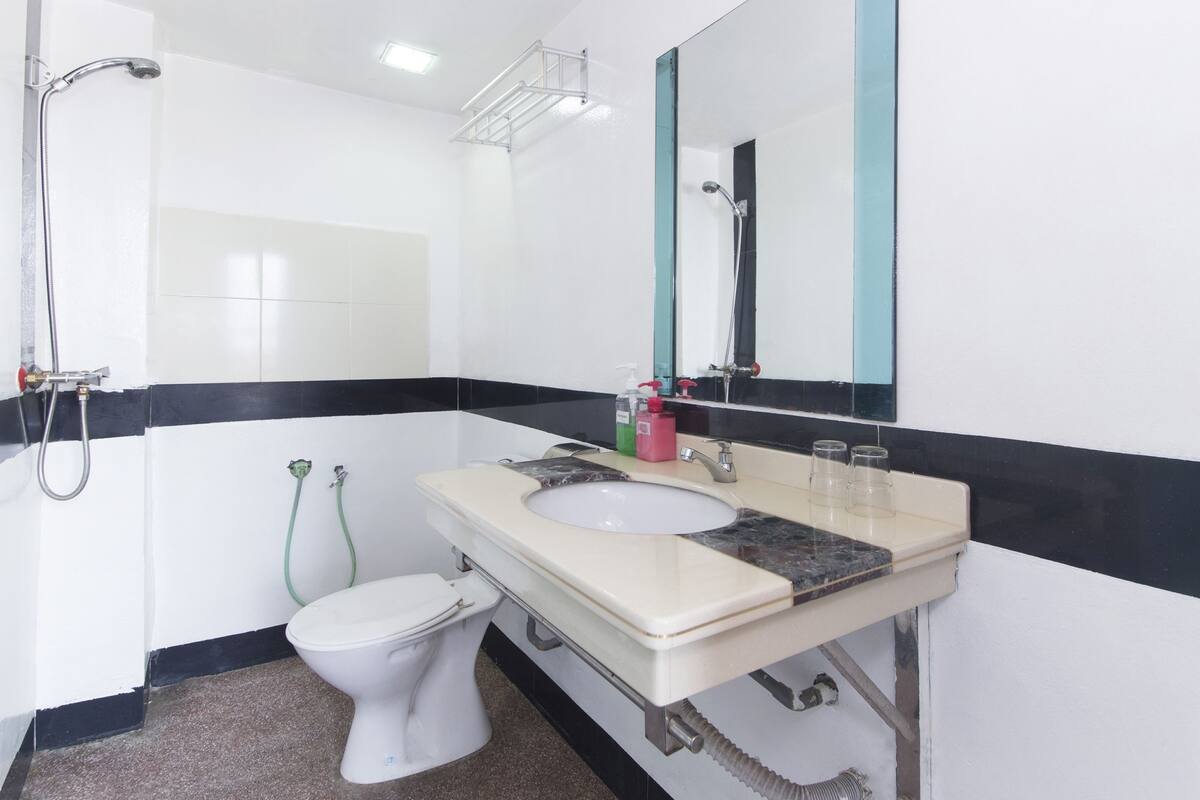 Shower, perlengkapan mandi gratis,  dan handuk