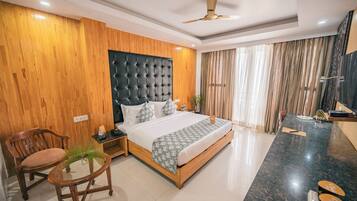 Premium Room | 1 bedroom, premium bedding, in-room safe, desk