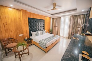 غرفة بريميم | 1 غرفة نوم وأغطية فراش متميزة وخزنة داخل الغرفة ومكتب