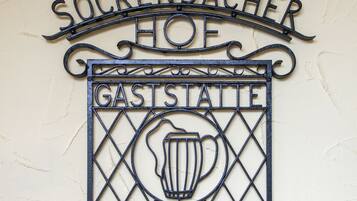 Ein Metallschild mit dem Schriftzug "SOCKENBACHER HOE GASTSTAEL HOTEL" und einer Bierkrug-Ikone.