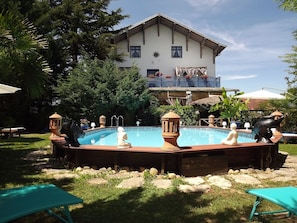 Piscine extérieure, parasols de plage, chaises longues
