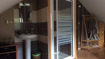 Chambre Double | Salle de bain | Douche, articles de toilette gratuits, sèche-cheveux