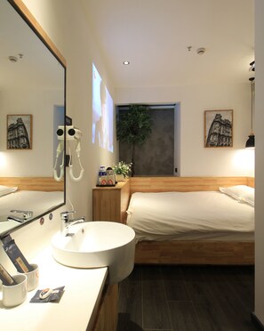 Quarto casal conforto | Banheiro | Chuveiro, produtos de toalete grátis, secador de cabelo, chinelos