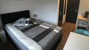 Apartment | 1 bedroom, individually decorated, individually furnished, bed sheets - Living at Klassvilla - Weserwehr No. 1 (Bremen)