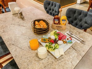 Petit déjeuner à emporter compris tous les jours
