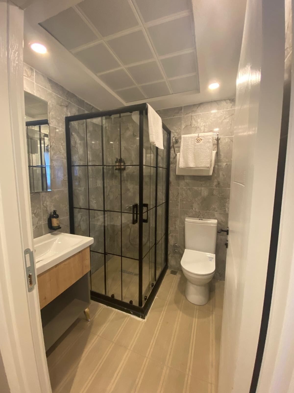 standard double room | bathroom | shower, eco-friendly toiletries, hair dryer, slippers