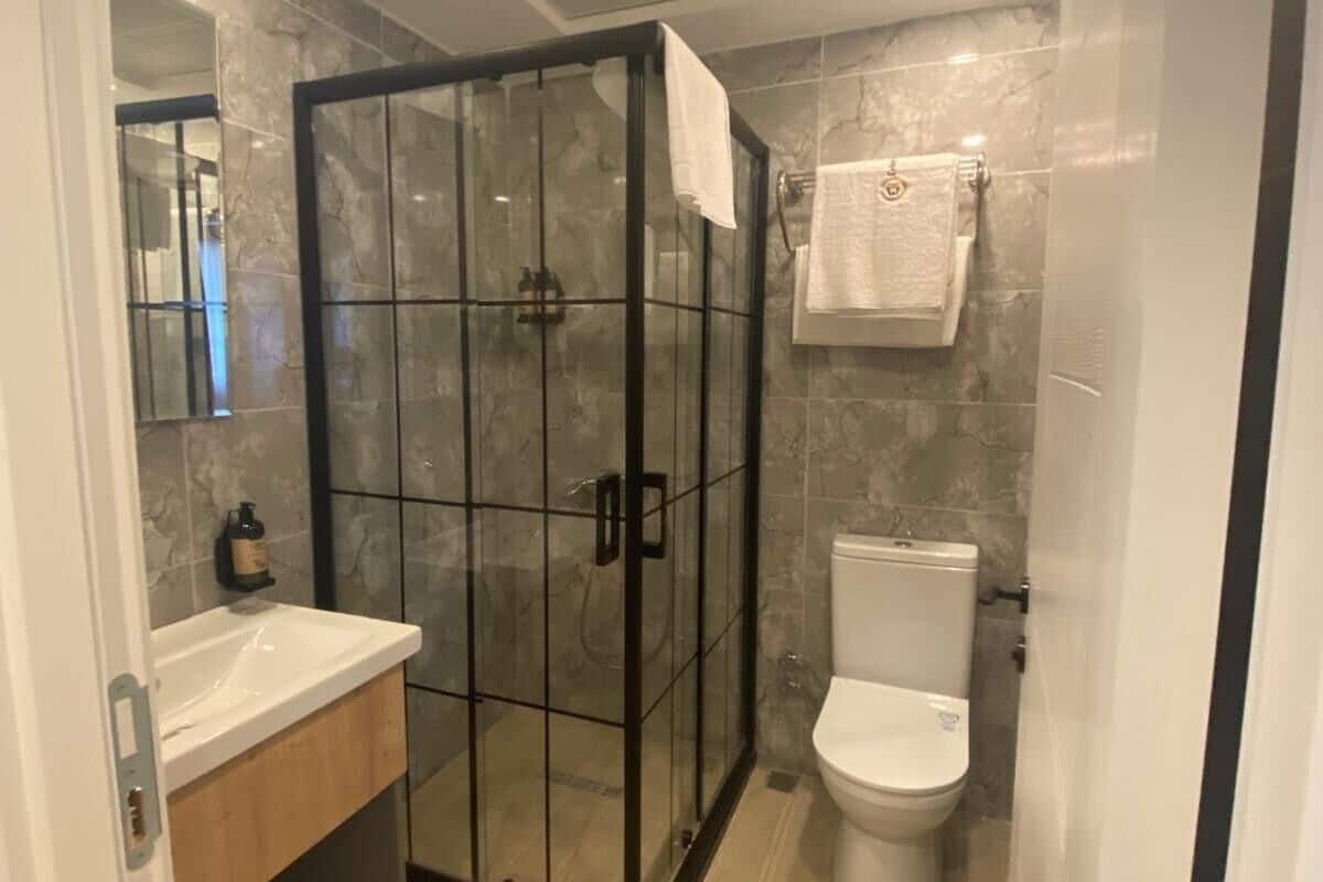 standard double room | bathroom | shower, eco-friendly toiletries, hair dryer, slippers