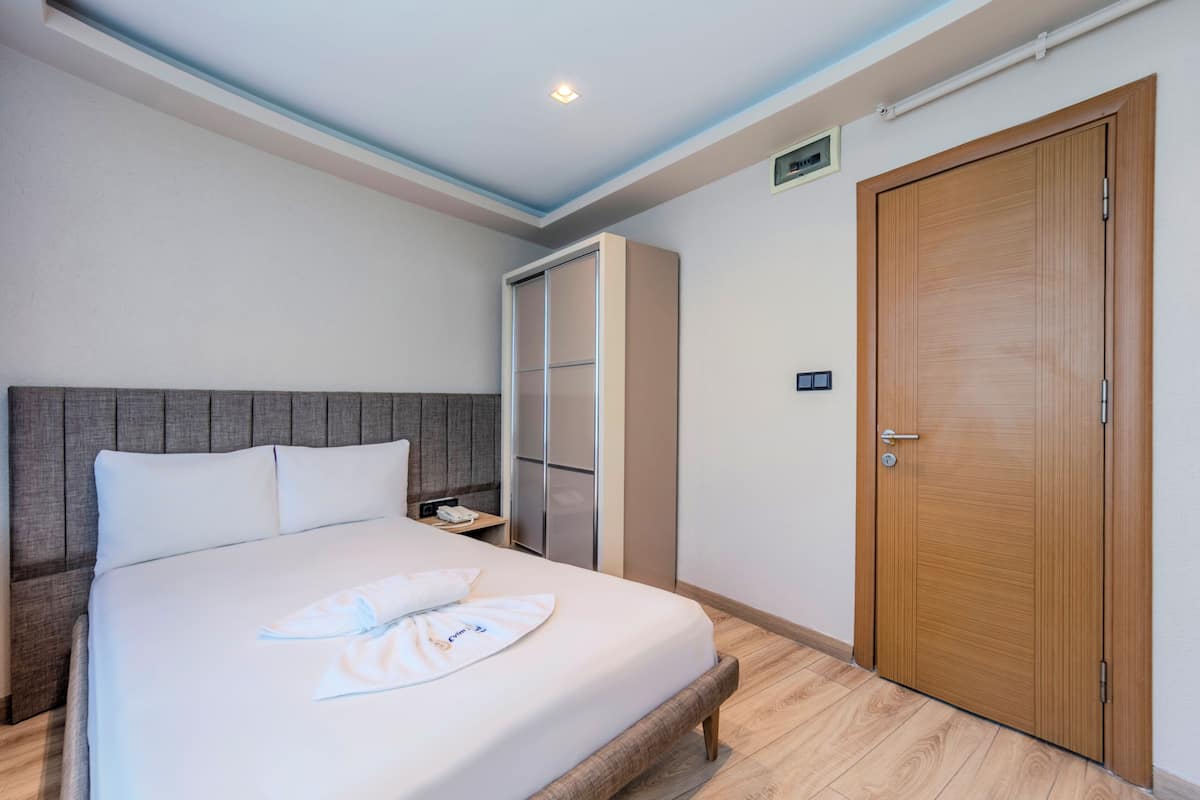 Deluxe Single Room | Premium bedding, desk, laptop workspace, blackout drapes