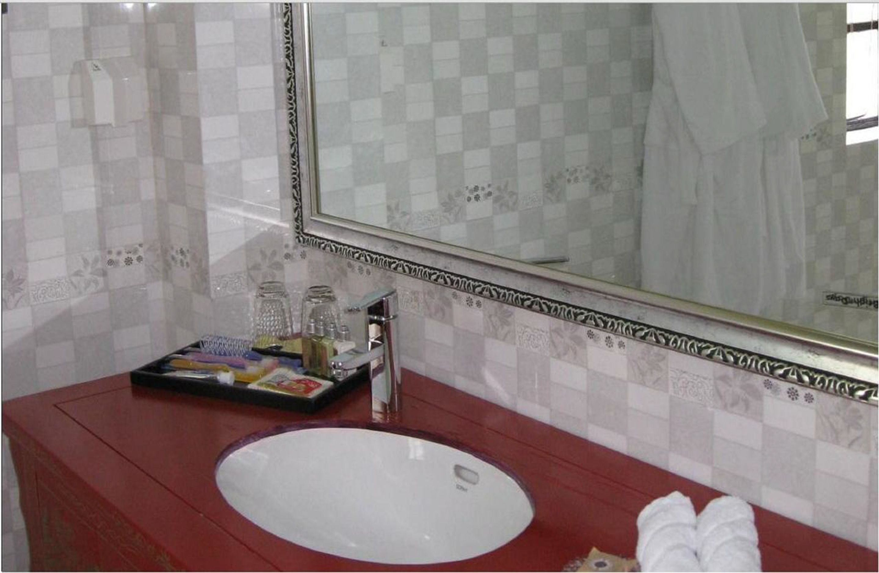 Artículos de tocador gratuitos, secador de pelo, pantuflas, toallas