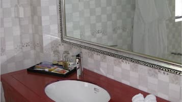 Articles de toilette gratuits, sèche-cheveux, chaussons