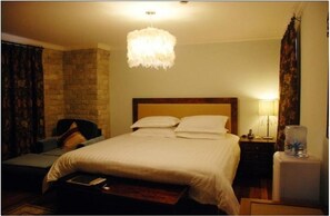 Deluxe Suite | Minibar, desk, laptop workspace, blackout drapes - Kevin's Old House (Shanghai)