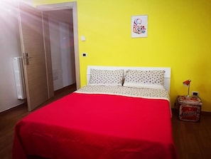 Apartamento família, 2 quartos, cozinha (Yellow, Violet) | Wi-Fi de cortesia, roupa de cama