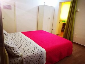 Departamento familiar, 2 habitaciones, cocina (Yellow, Violet) | Wifi gratis y ropa de cama 