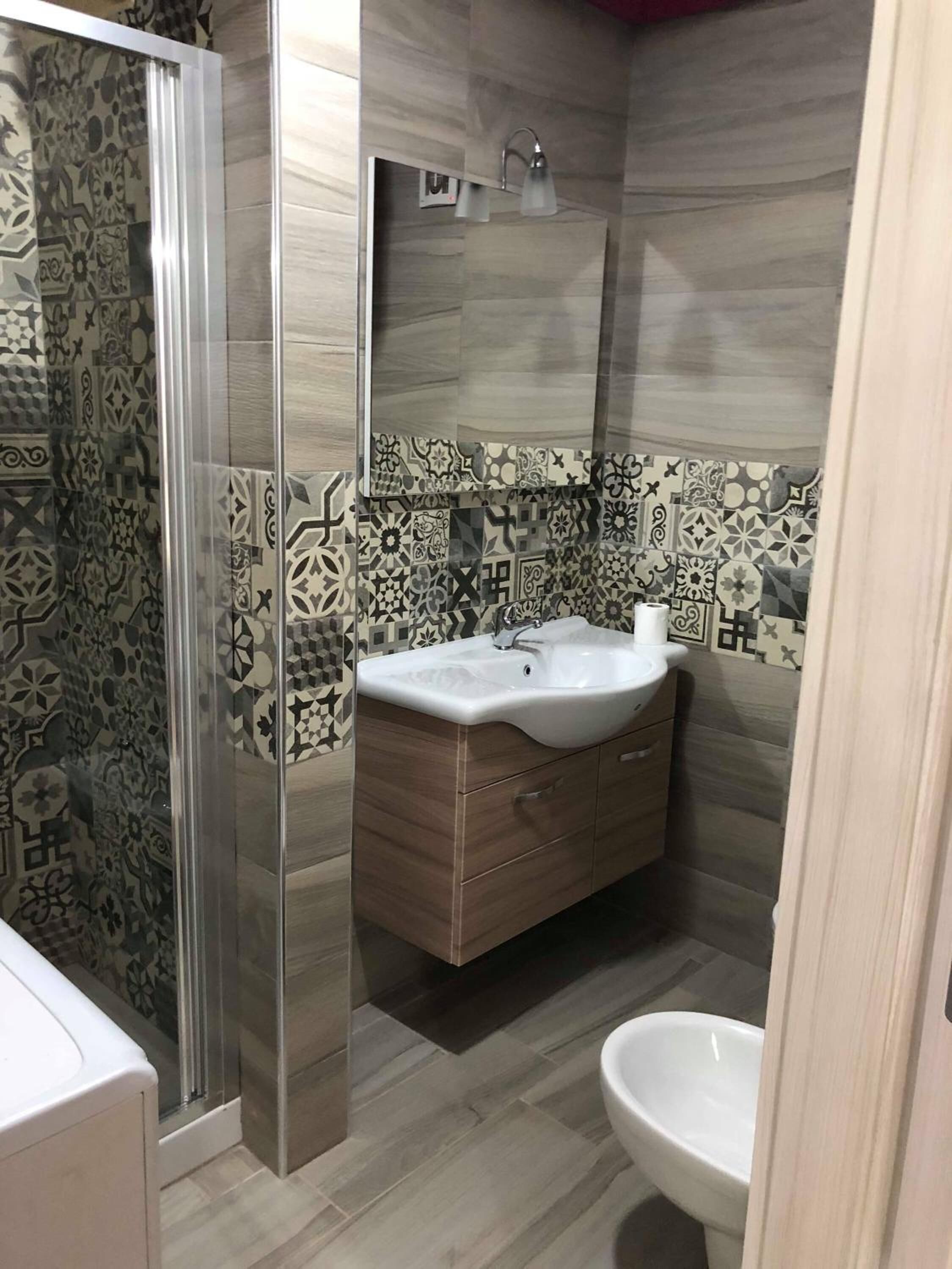 Shower, free toiletries, towels