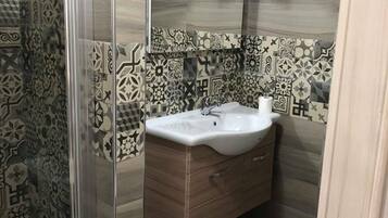 Shower, free toiletries, towels