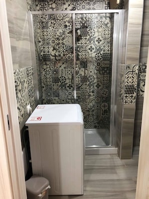 Shower, free toiletries, towels - A Casa di Alice (Pulsano)