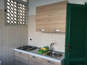 Appartement traditionnel, 2 chambres, cuisine (Green, Red) | Cuisine privée | Réfrigérateur, cafetière-théière, vaisselle et ustensiles