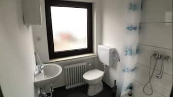 Apartment | Badezimmer | Dusche, Handtücher, Toilettenpapier