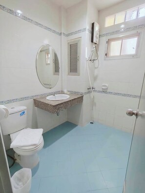 Separate bathtub and shower, free toiletries, towels, soap - Sabai Hotel (Nakhon Ratchasima)
