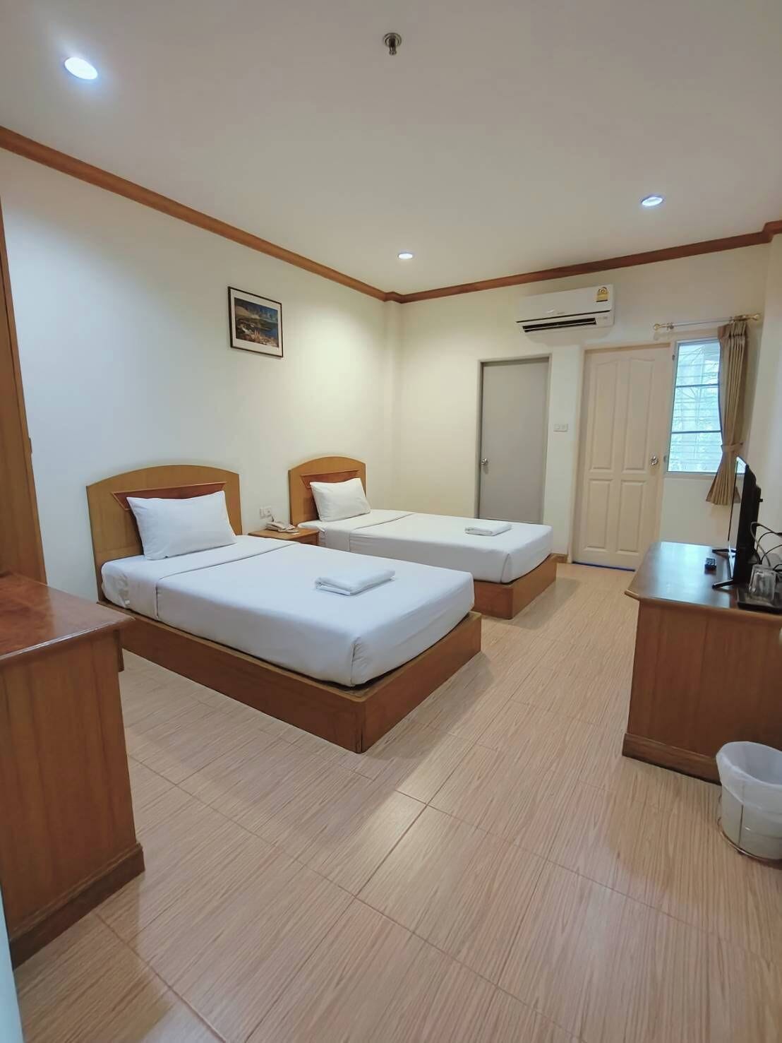 Standard Twin Room, 2 Twin Beds, Non Smoking | Desk, laptop workspace, free WiFi, bed sheets