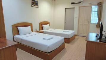 Standard Twin Room, 2 Twin Beds, Non Smoking | Desk, laptop workspace, free WiFi, bed sheets