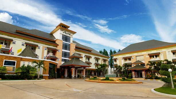 A hotel with a central courtyard, multiple buildings, and a fountain. - Sabai Hotel (Nakhon Ratchasima)