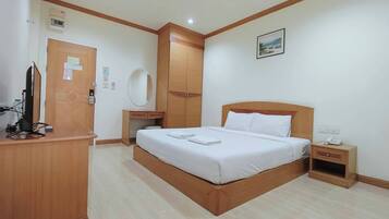 Standard Double Room, 1 Double Bed, Non Smoking | Bathroom | Separate tub and shower, free toiletries, towels, soap