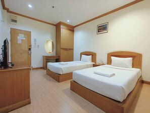 Kahden hengen standard-huone (kaksi sänkyä), 2 yhden hengen sänkyä, tupakointi kielletty | Työpöytä, kannettavalle tietokoneelle sopiva työtila, ilmainen Wi-Fi