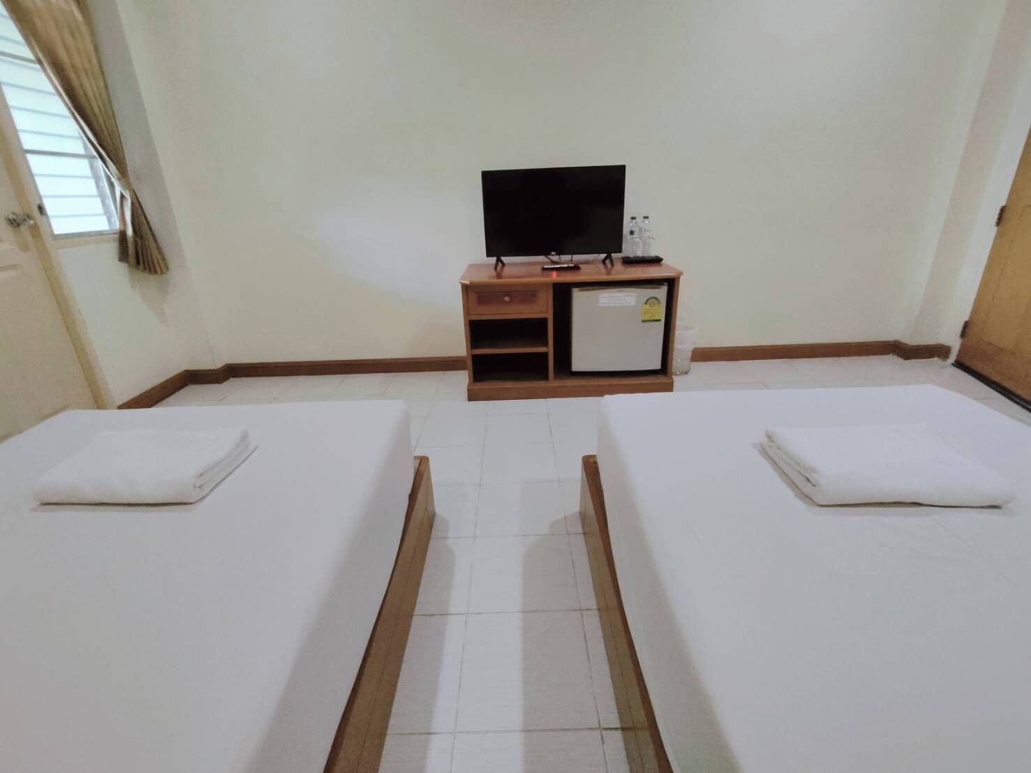 スタンダード ツインルーム シングルベッド 2 台 禁煙 | デスク、ノートパソコン用作業スペース、WiFi (無料)、ベッドシーツ