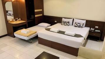 Deluxe Triple Room | Meja, ruang kerja komputer riba, Wi-fi percuma, cadar katil