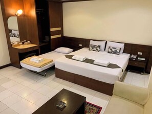 ห้องดีลักซ์ทริปเปิล | โต๊ะทำงาน, พื้นที่ทำงานแบบใช้แล็ปท็อป, Wi-Fi ฟรี, ผ้าปูที่นอน