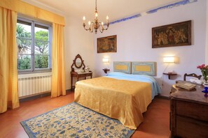 Villa exclusiva, varias habitaciones, vistas al valle, junto a la piscina | 7 dormitorios, espacio para trabajar con un portátil, ropa de cama