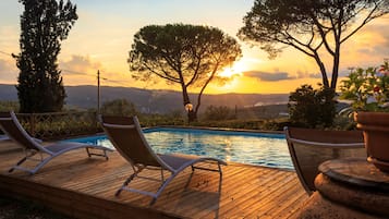 Piscina stagionale all'aperto, ombrelloni da piscina, lettini