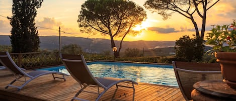 Een seizoensgebonden buitenzwembad en parasols bij het zwembad