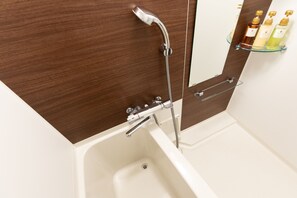 Standard-Doppelzimmer | Badezimmer | Badewanne und Dusche (separat), kostenlose Toilettenartikel