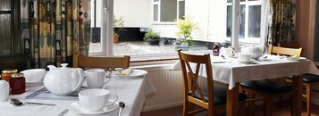 Free daily English breakfast 