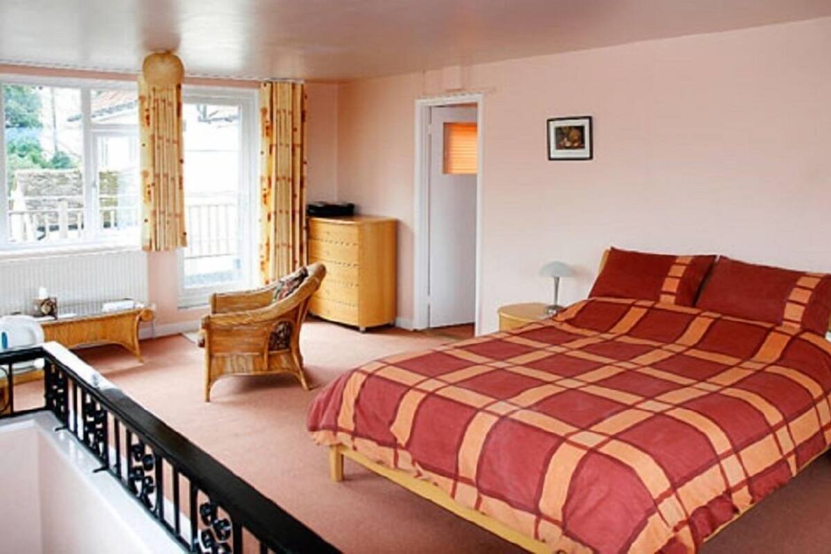Exclusive Double Room, 1 King Bed, Non Smoking | Iron/ironing board, WiFi (free), bed sheets