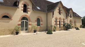 A large building with multiple arched windows and a tiled roof. - Gîte du Domaine de La Maison Neuve (Saint-Jean-Saint-Germain)