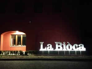 Boendets fasad - kväll/natt