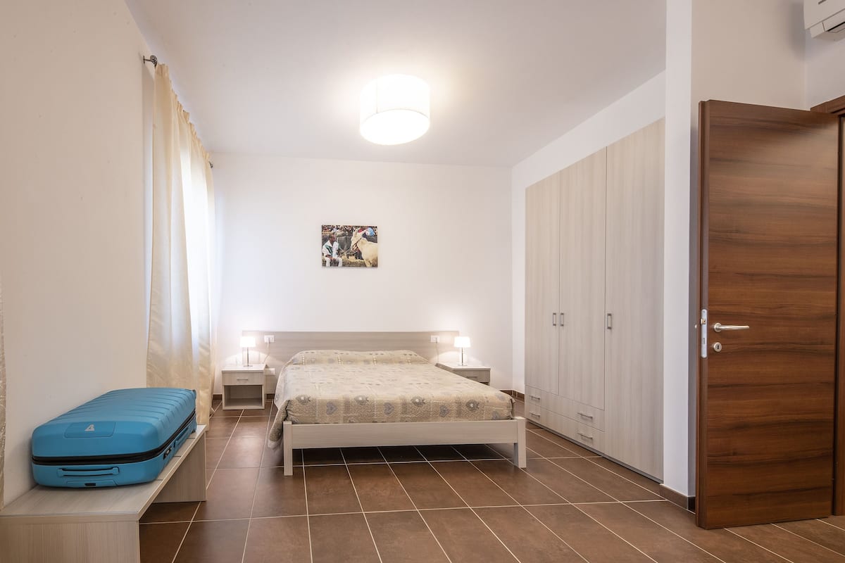 Familiekamer, 1 queensize bed met slaapbank | Gratis babybedden, gratis wifi, beddengoed