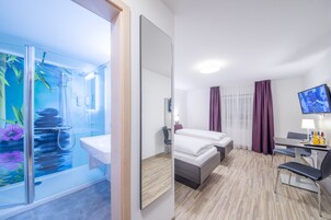 Standard Twin Room | Desk, laptop workspace, blackout drapes, soundproofing