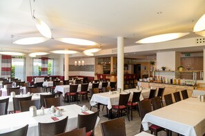 Daily buffet breakfast (EUR 16 per person) - Hotel Nürnberger Hof (Neumarkt in der Oberpfalz)